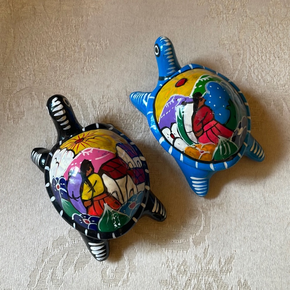 Hand-painted , signed, Mexican folk art terra cotta turtle tortoise trinket box